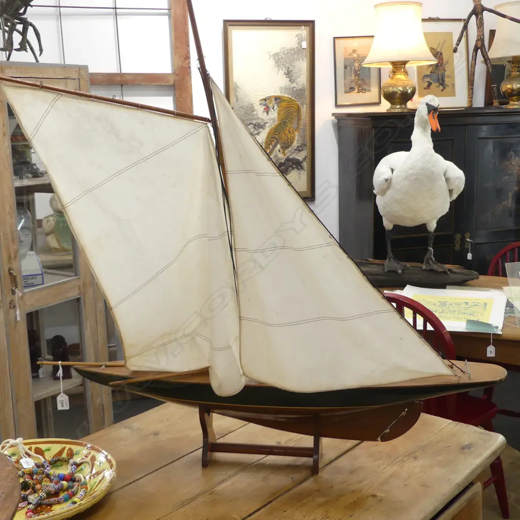 MODEL YACHT ON STAND H.1020mm L.1065mm Image 1++