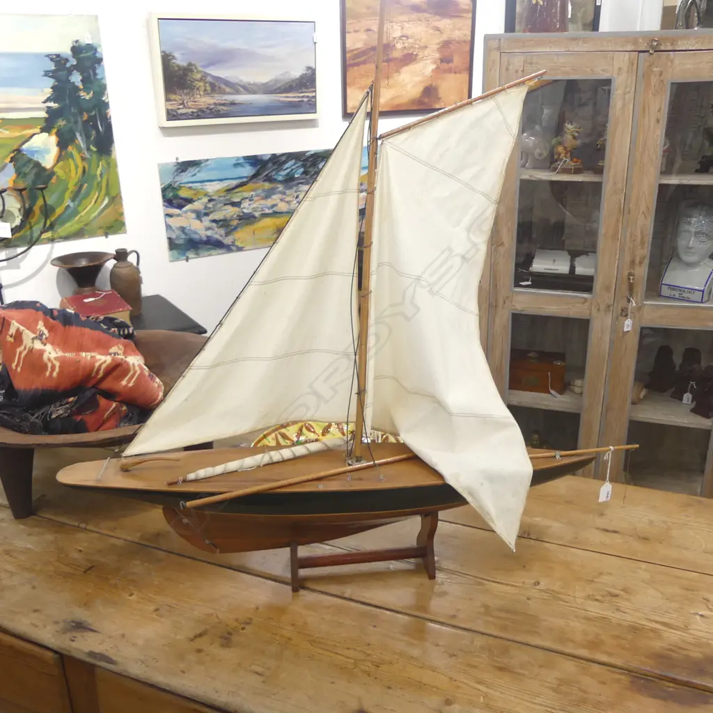 MODEL YACHT ON STAND H.1020mm L.1065mm Image 1++