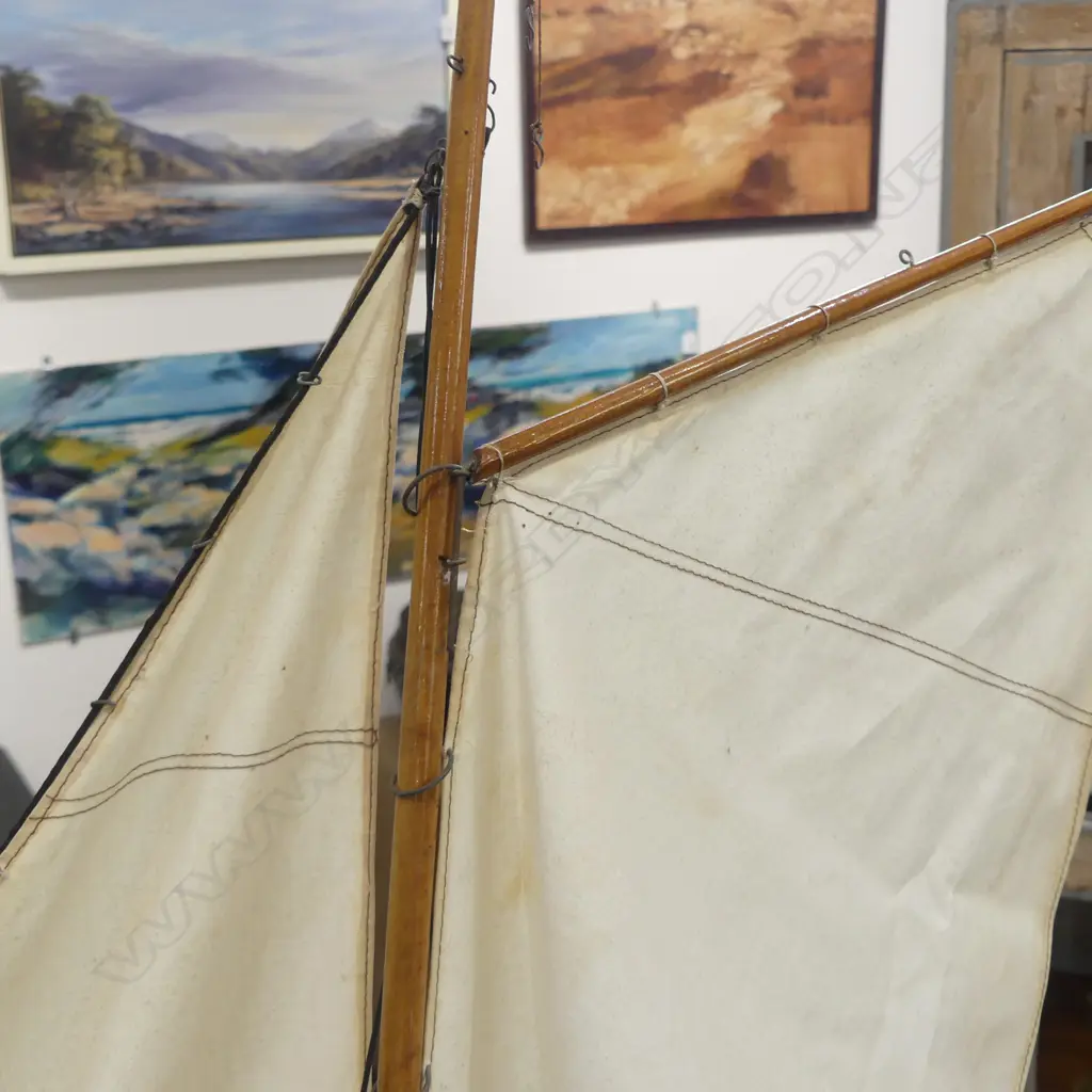 MODEL YACHT ON STAND H.1020mm L.1065mm Image 1++