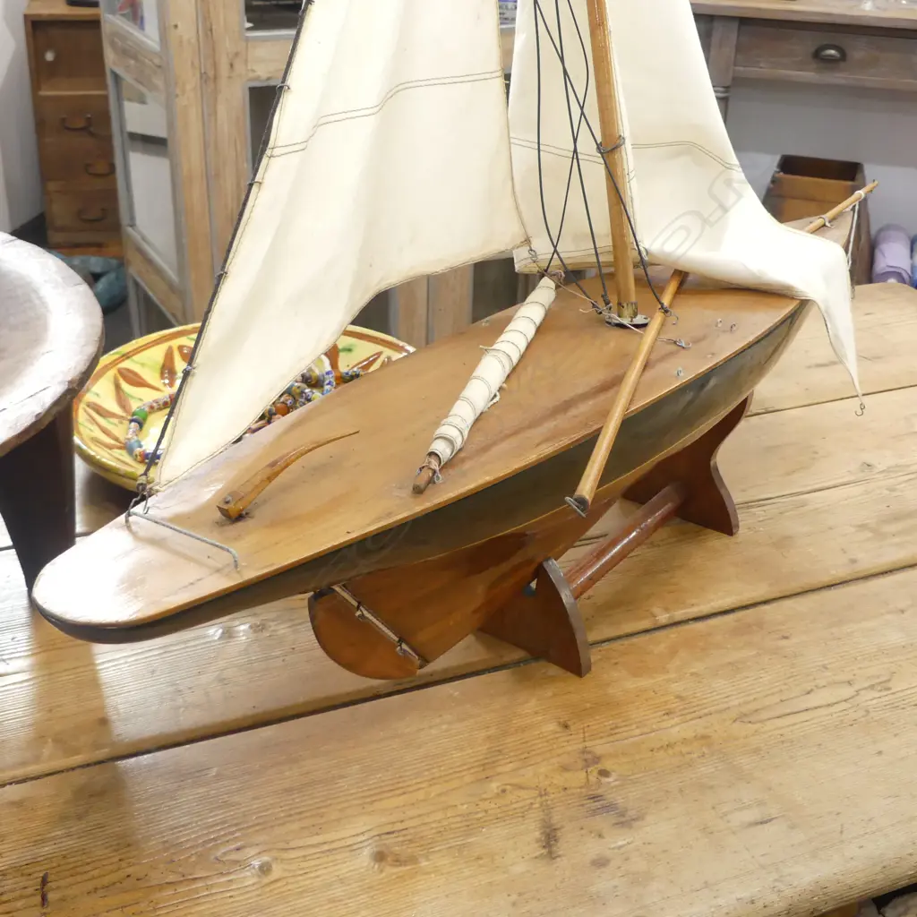 MODEL YACHT ON STAND H.1020mm L.1065mm Image 1++