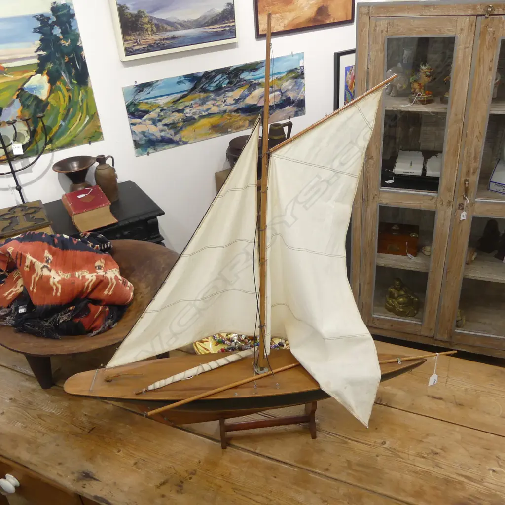 MODEL YACHT ON STAND H.1020mm L.1065mm Image 1++