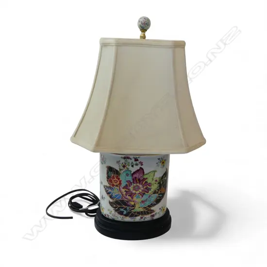 CHINESE PORCLAIN TABLE LAMP ON WOOD BASE H500MM