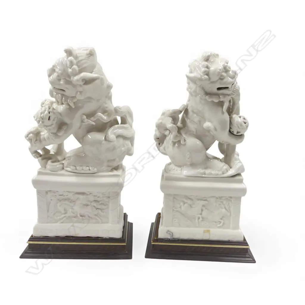 PR CHINESE BLANC DE CHINE FOO DOGS & PUPS ON WOOD STANDS H360MM AF Image 1++