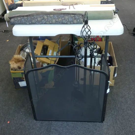 BLACK METAL FIRESCREEN + 4 TOOLS ON STAND H.860mm