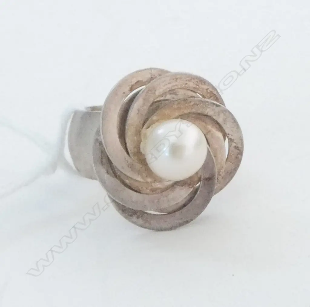 STG SILVER & PEARL 'TEZER' RING  size M Image 1++