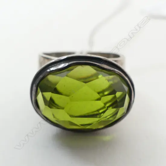STG SILVER & GREEN GLASS RING Size P