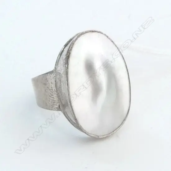 STG SILVER & MOP RING SIZE Q