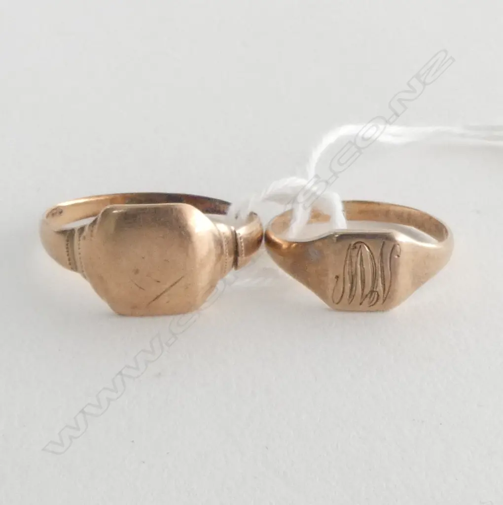 2 9ct SIGNET RINGS, 4.2grms SIZE L (small) larger shoulder broken Image 1++