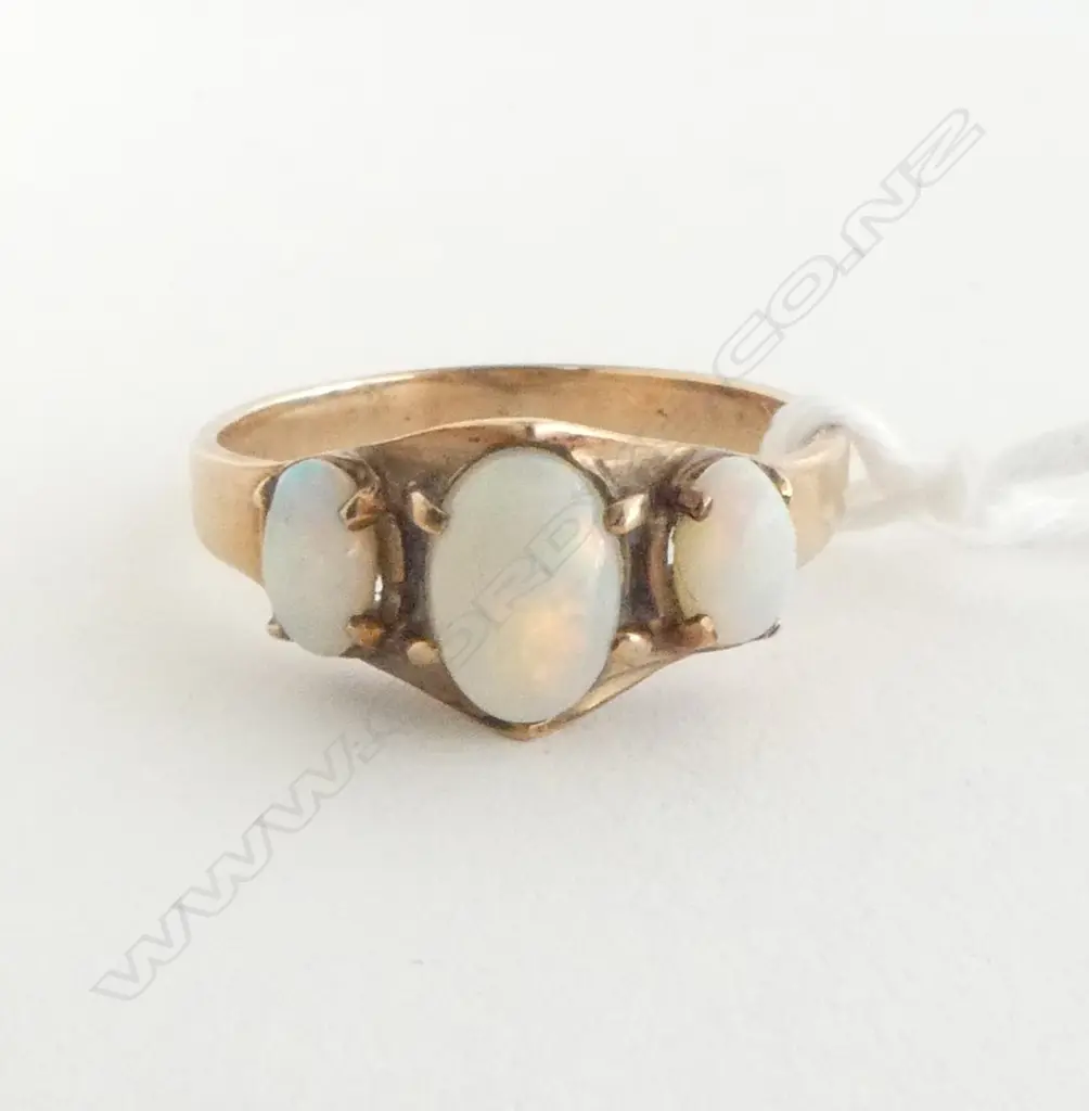 VINTAGE 9ct YELLOW GOLD 3 CABOCHON OPAL RING 2.55gms SIZE O Image 1++