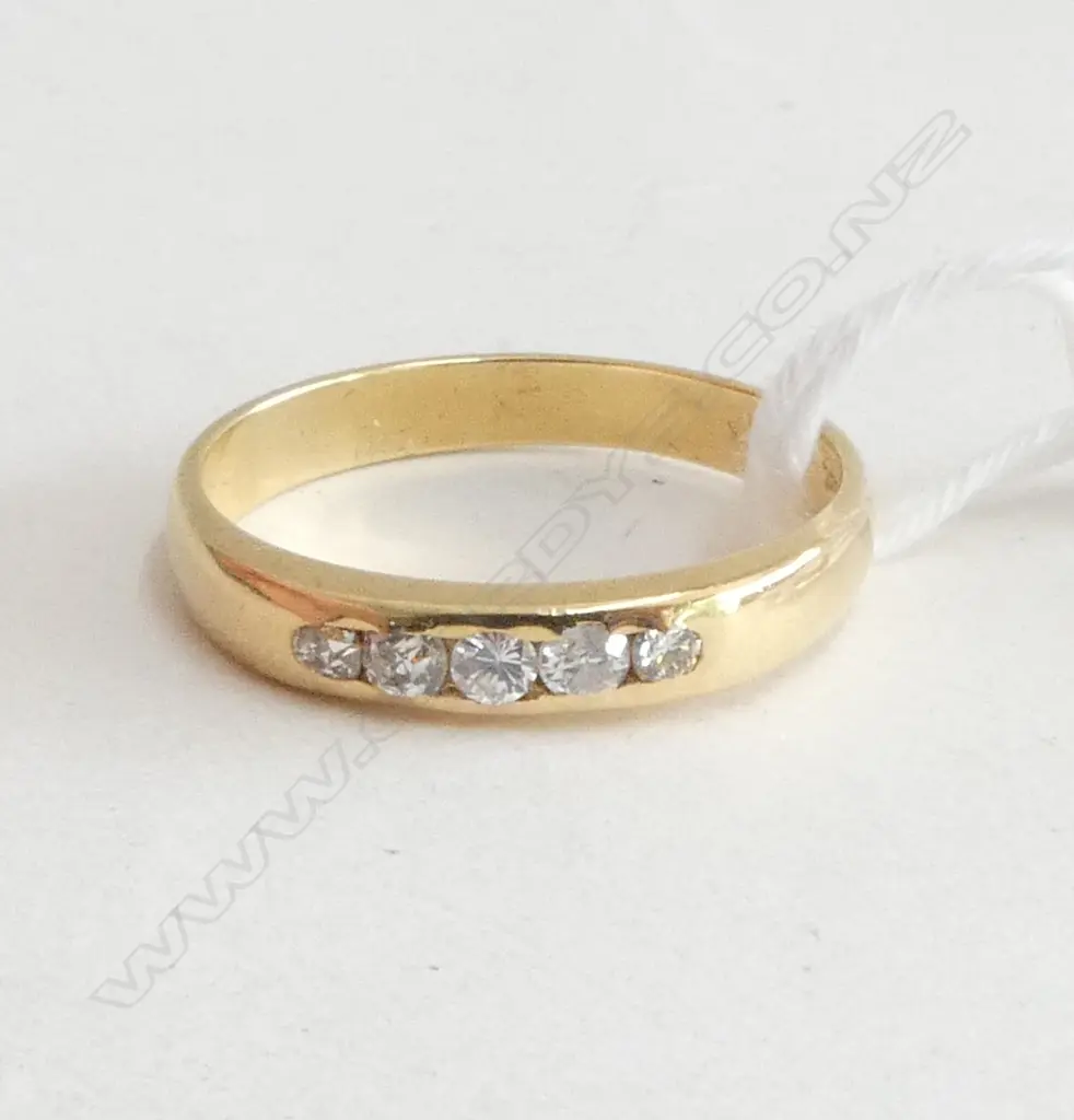18ct Y/GOLD 5 DIAMOND RING channel set  (one diamond broken)3.49gms SIZE Q Image 1++