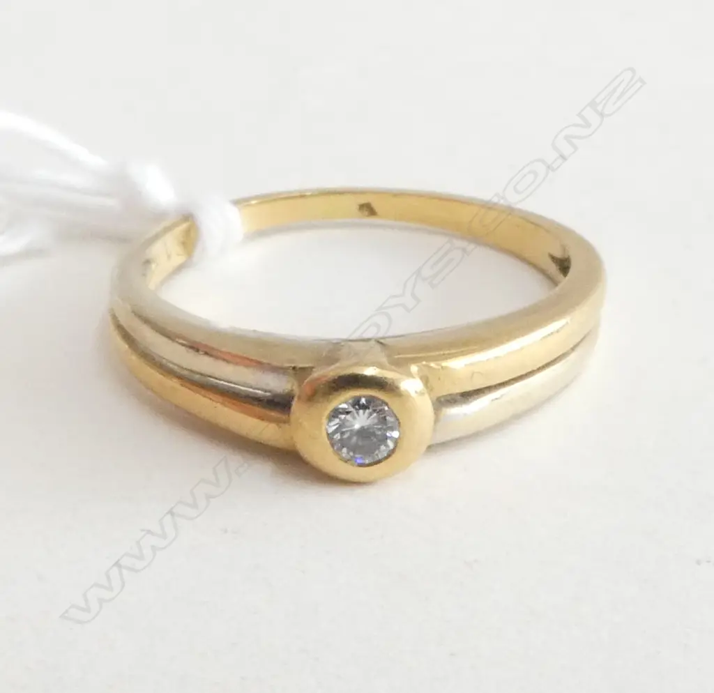 18ct GOLD & DIAMOND SOLITAIRE RING rub-over mount 3.33gms size O Image 1++