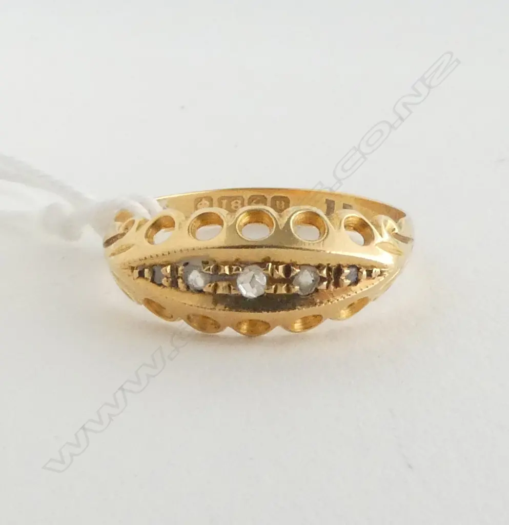 1919 18ct GOLD 5 DIAMOND CHIP RING 2.25gms SIZE O Image 1++