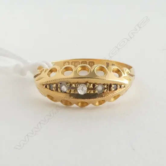 1919 18ct GOLD 5 DIAMOND CHIP RING 2.25gms SIZE O