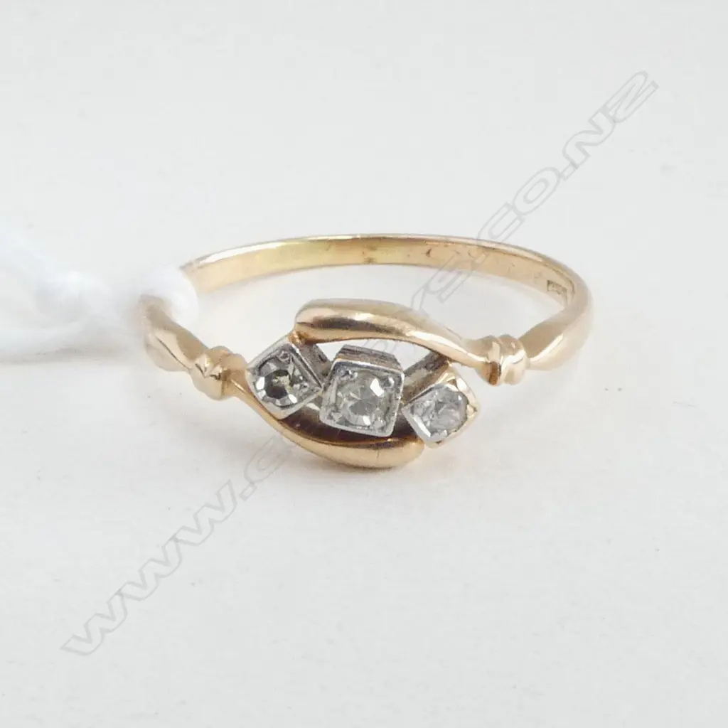ESTATE 18ct YELLOW GOLD & 3 DIAMOND RING 2.25gms SIZE P Image 1++