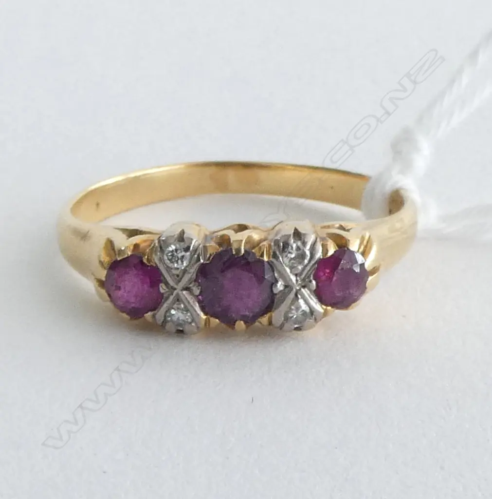 18ct Y/GOLD VINTAGE RUBY & DIAMOND RING 3.16gms SIZE O Image 1++