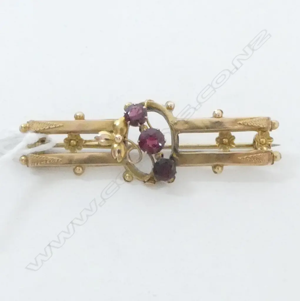 EDWARDIAN 9CT GARNET BAR BROOCH W.55mm, 2.9grms (chip to centre stone) Image 1++