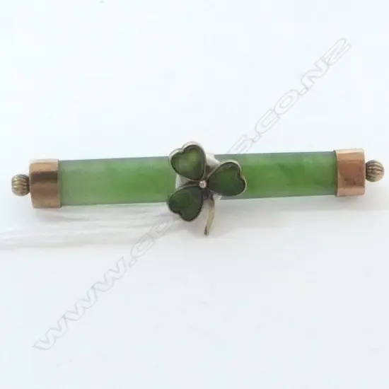 GREENSTONE BAR BROOCH w. CLOVER DETAILING L.56mm