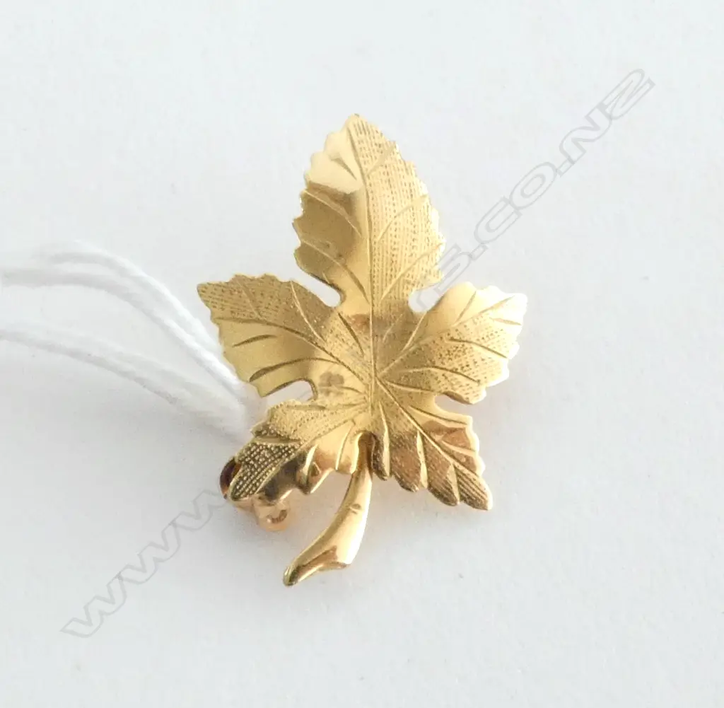 9ct YELLOW GOLD MAPLE LEAF BROOCH Birmingham 1977 1.88gms Image 1++