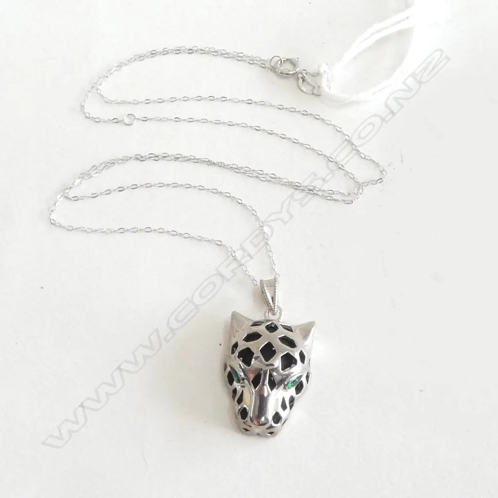 18CT WHITE GOLD PANTHER PENDANT ONYX BACK AND GREEN STONES FOR EYES WITH FINE CHAIN  1.97gms  Image 1++