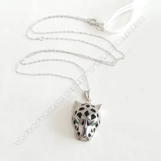 18CT WHITE GOLD PANTHER PENDANT ONYX BACK AND GREEN STONES FOR EYES WITH FINE CHAIN  1.97gms 