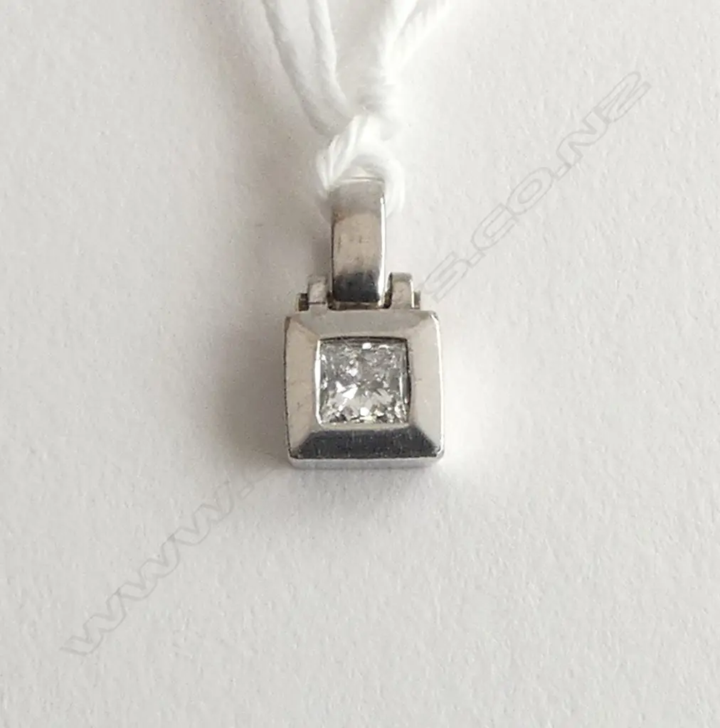 **RTV** 9ct WHITE GOLD DIAMOND SET PENDANT, DIA=0.20ct, 0.7gm Image 1++