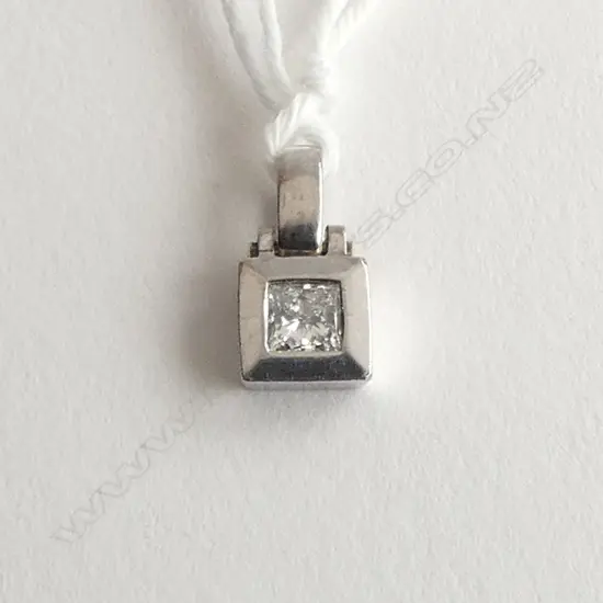 **RTV** 9ct WHITE GOLD DIAMOND SET PENDANT, DIA=0.20ct, 0.7gm