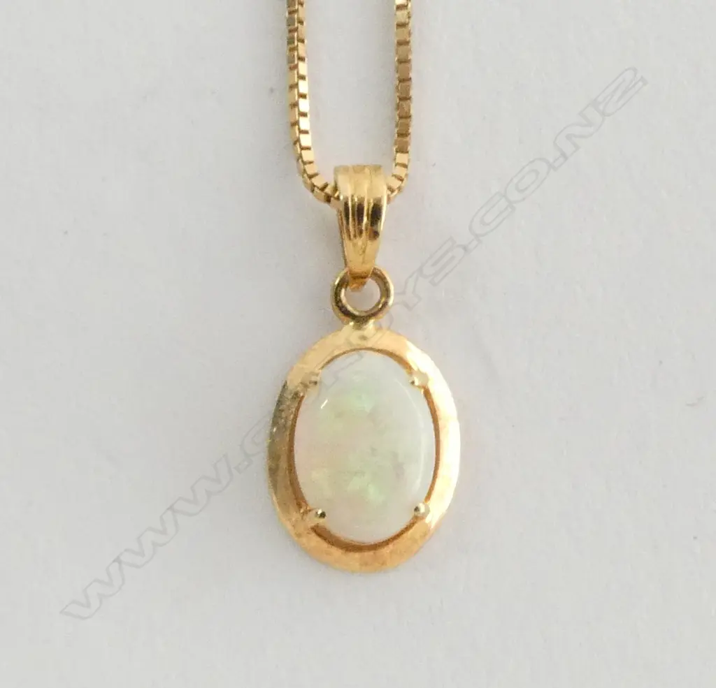 18ct YELLOW GOLD & OPAL PENDANT NECKLACE 2.7gms 44cm long Image 1++
