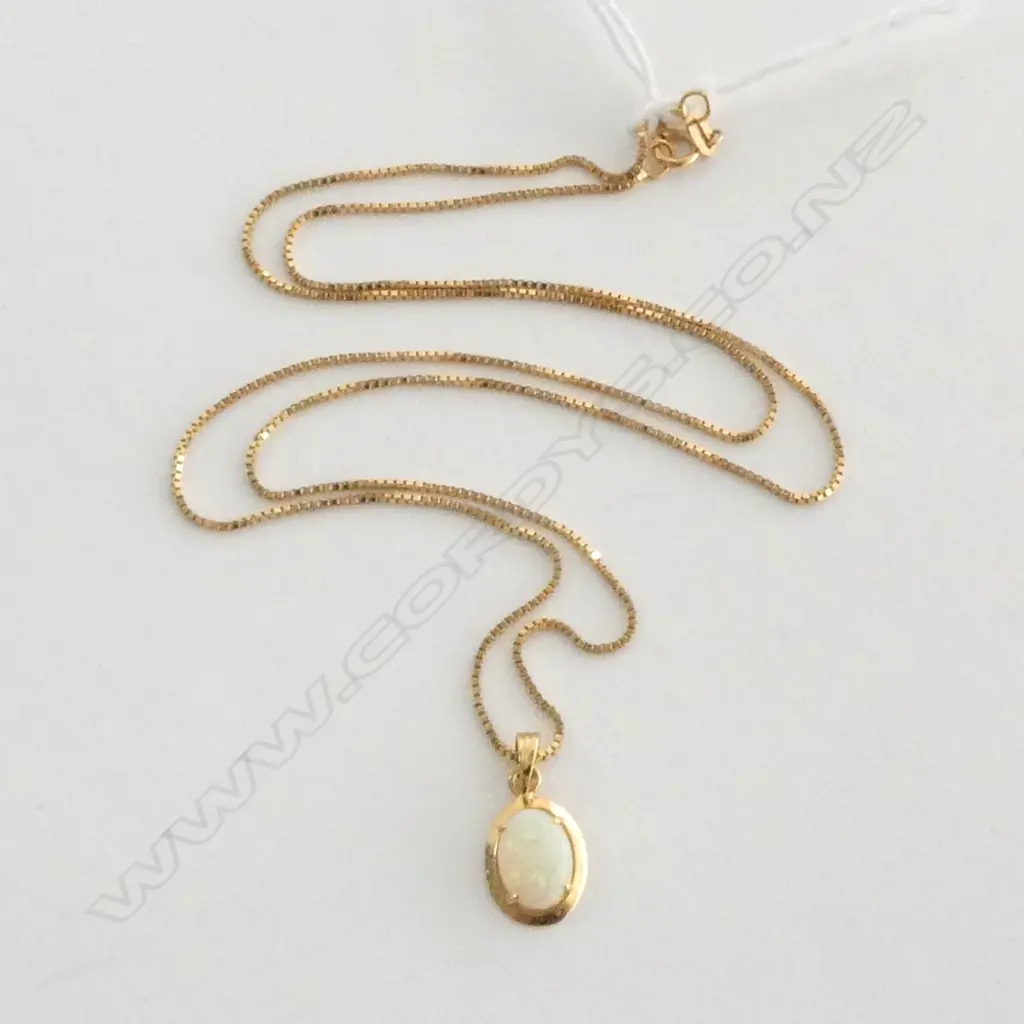 18ct YELLOW GOLD & OPAL PENDANT NECKLACE 2.7gms 44cm long Image 1++
