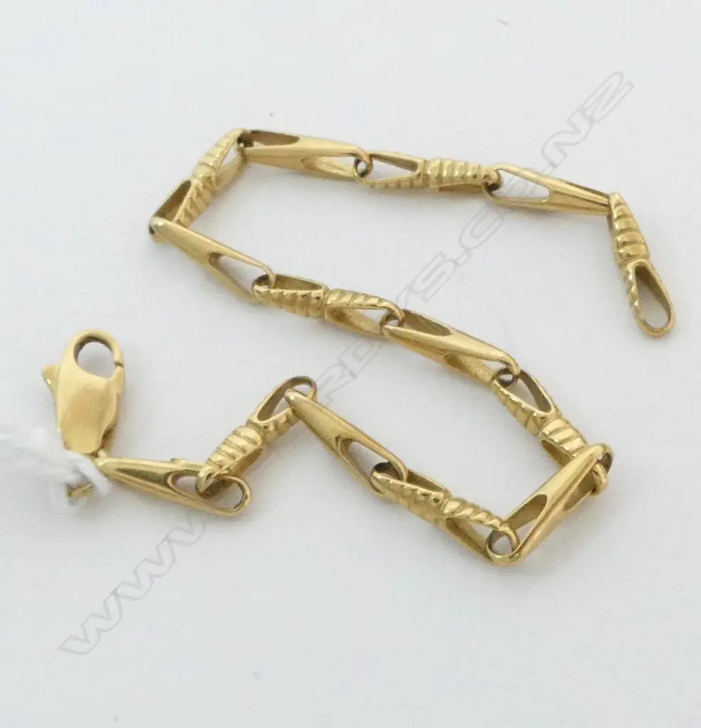 18ct YELLOW GOLD BRACELET oval ribbed links 5.74gms Image 1++