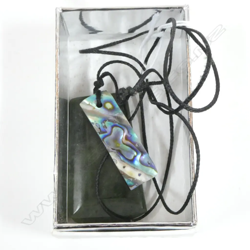 GREENSTONE & PAUA PENDANT NECKLACE Image 1++