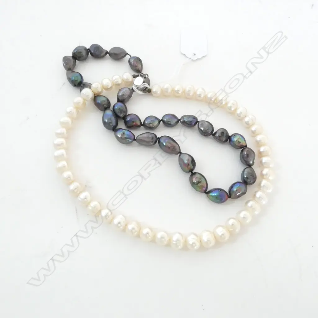 2 FRESHWATER PEARL NECKLACES; 1 w. DYED PEARLS, BOTH w. SILVER CLASP w. 220mm Image 1++