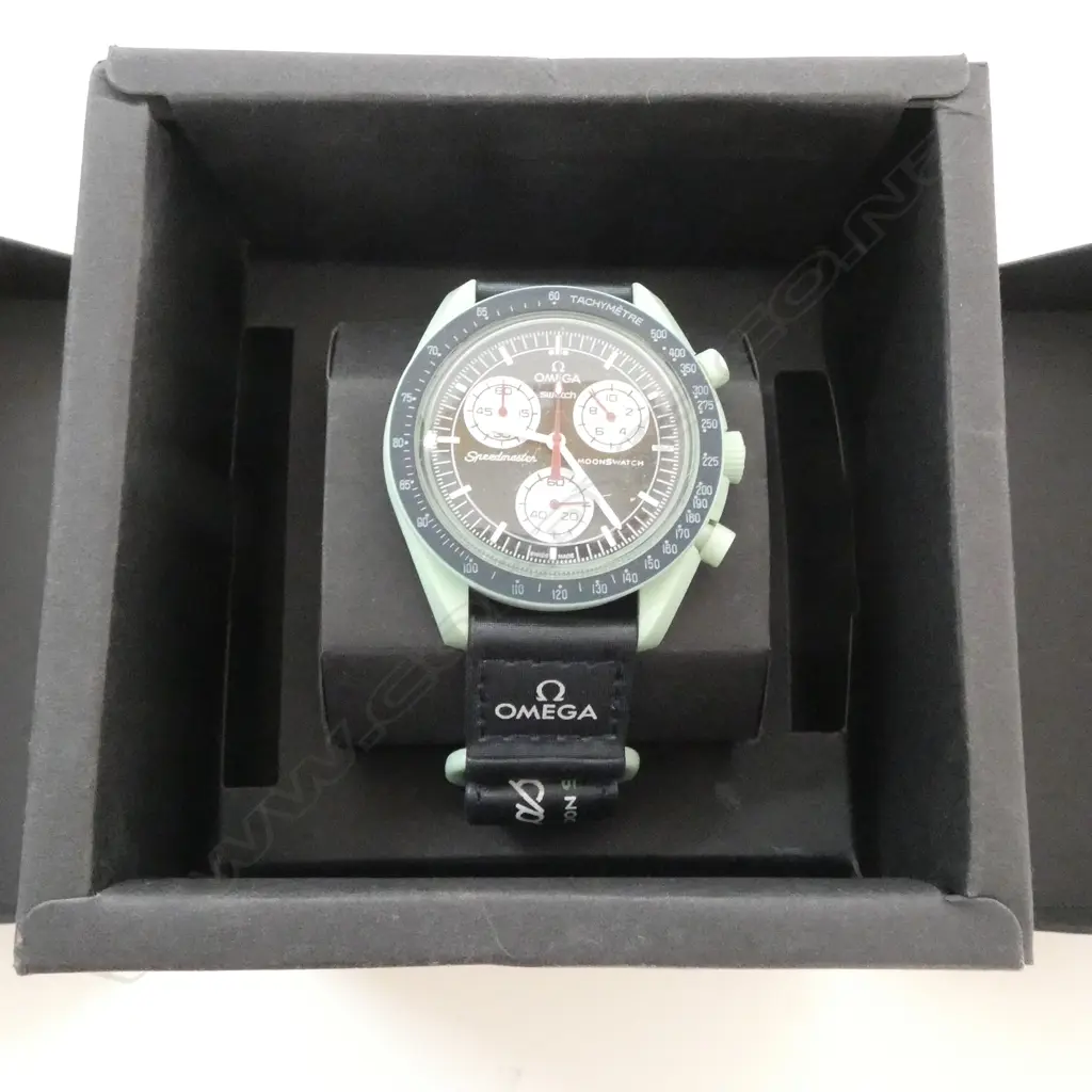 SWATCH OMEGA 'MISSION TO EARTH' WRIST WATCH, BOXED & RUNNING Image 1++