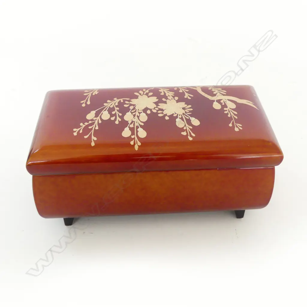 LACQUER MUSICAL JEWELLERY BOX w. SOME SILVER EARINGS & STG LEAF PENDANT Image 1++