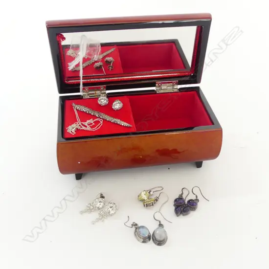 LACQUER MUSICAL JEWELLERY BOX w. SOME SILVER EARINGS & STG LEAF PENDANT