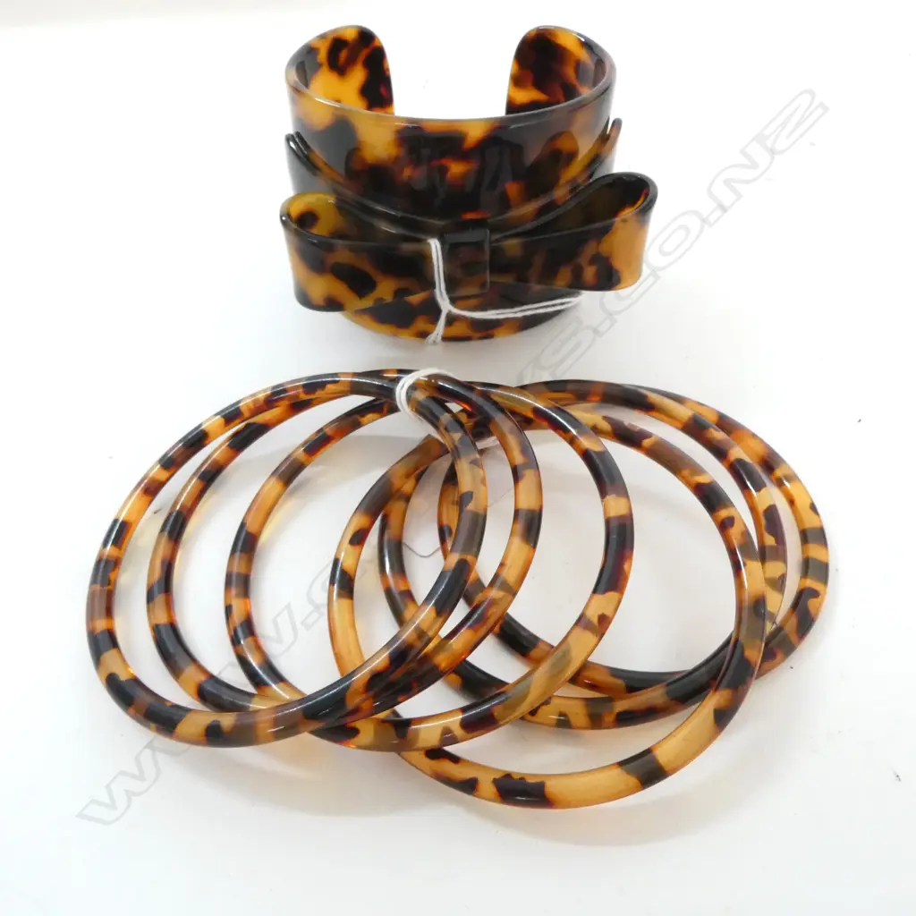 KAREN WALKER IMITATION TURTLE SHELL BOW FORM CUFF & 6 OTHER PLASTIC BANGLES Image 1++