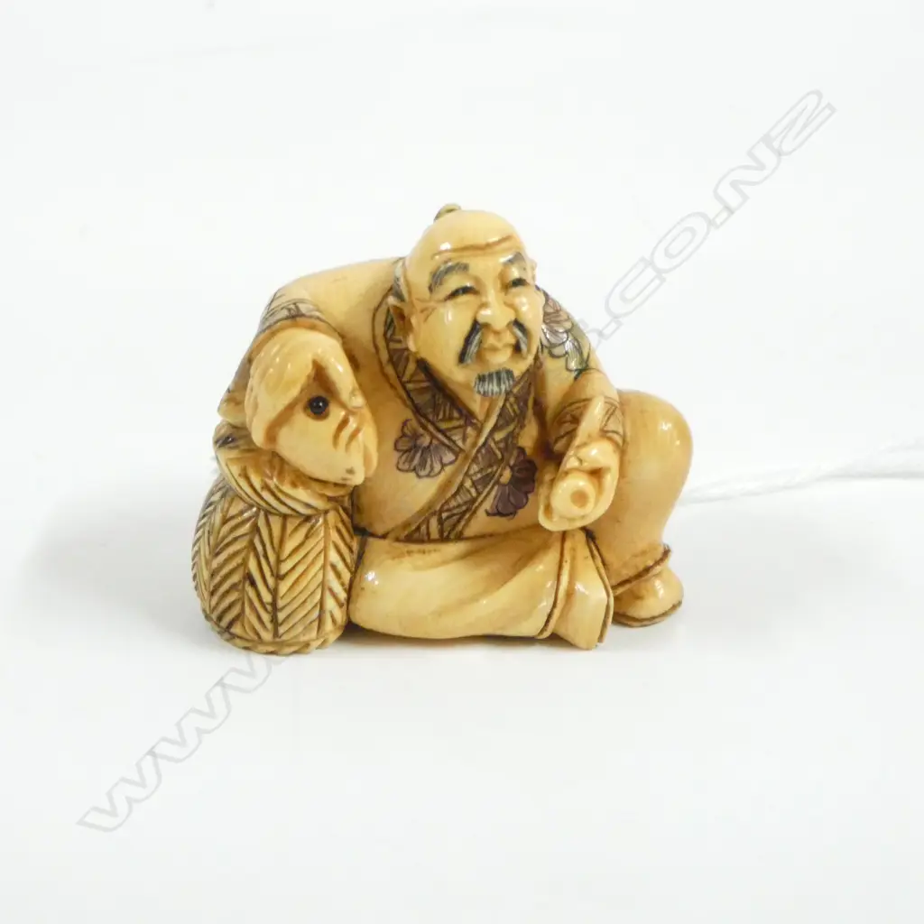 IVORY NETSUKE MAN w FISH & PIPE IN DETAILED KIMONO, SIGNED Image 1++