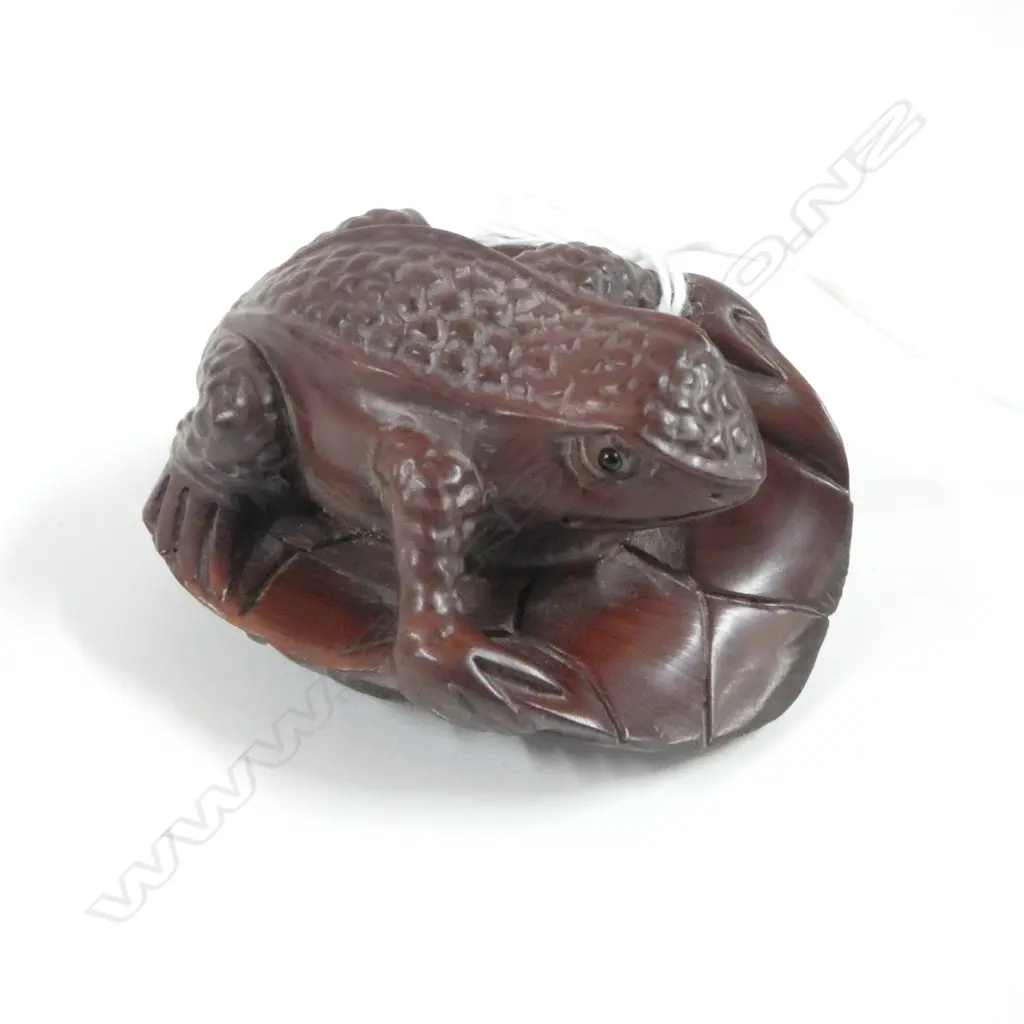 LRG CARVED NETSUKE FROG on LILY PAD, SIGNED, L.60mm Image 1++