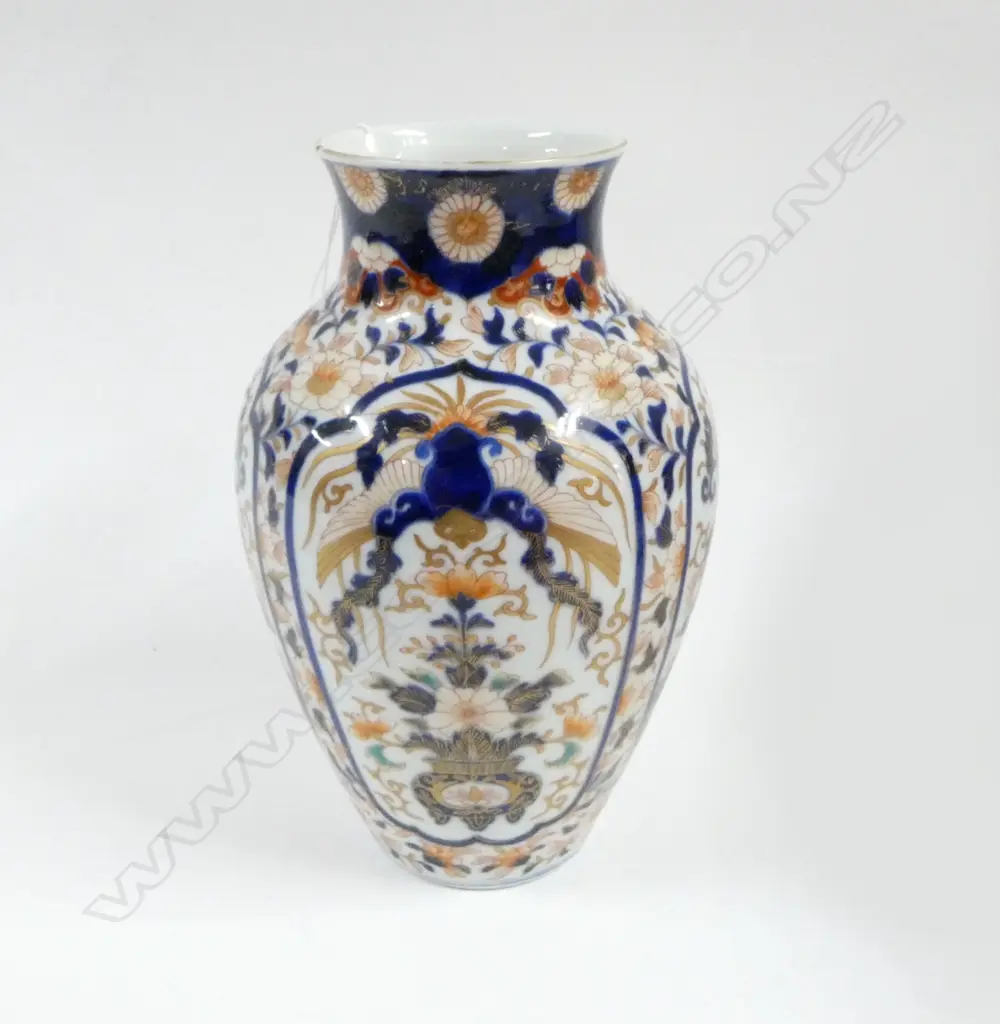 IMARI VASE H.240mm (small chip/hole to the rim) Image 1++