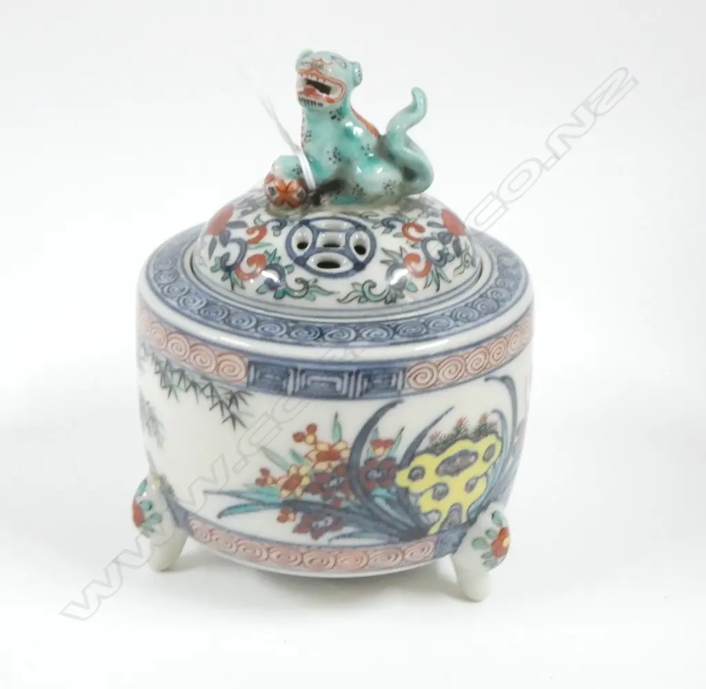 FINE JAPANESE KUTANI LIDDED POTPOURI JAR shishi to pierced lid hand painted. H.135mm Image 1++