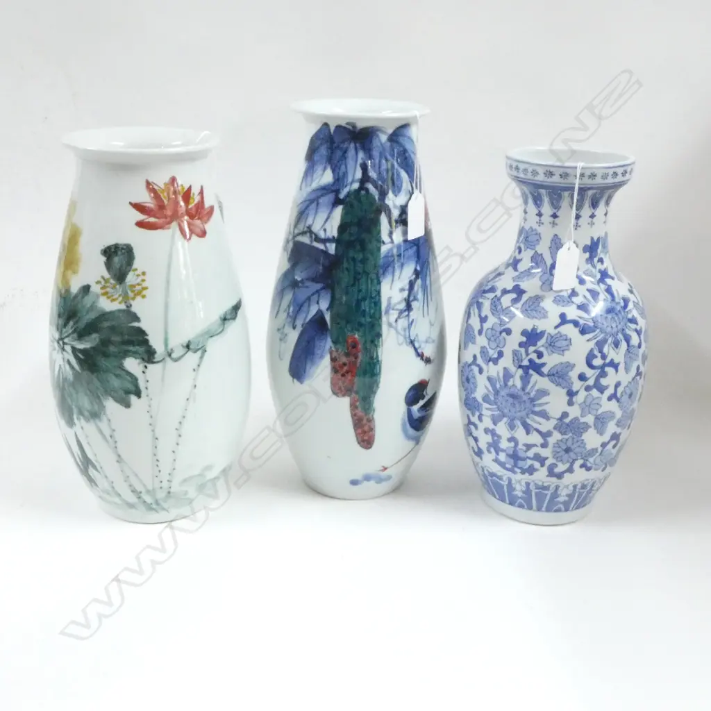 THREE ORIENTAL VASES; LARGEST H.330mm Image 1++