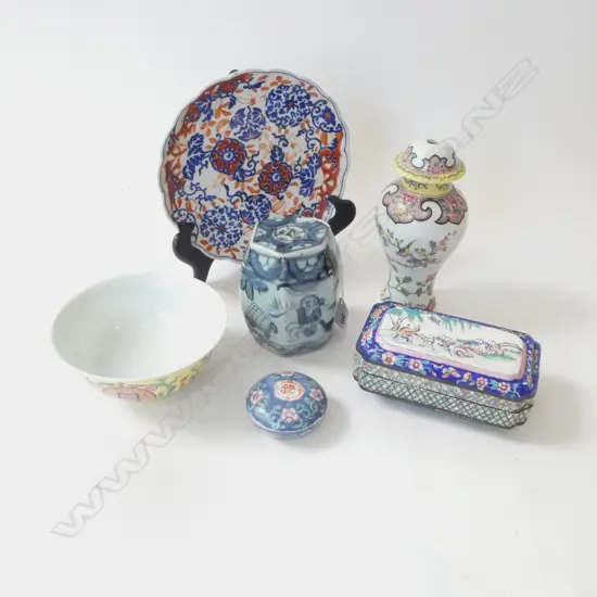 6 ORIENTAL PCES; 5 CERAMICS + ENAMEL CONTAINER W.155mm AF