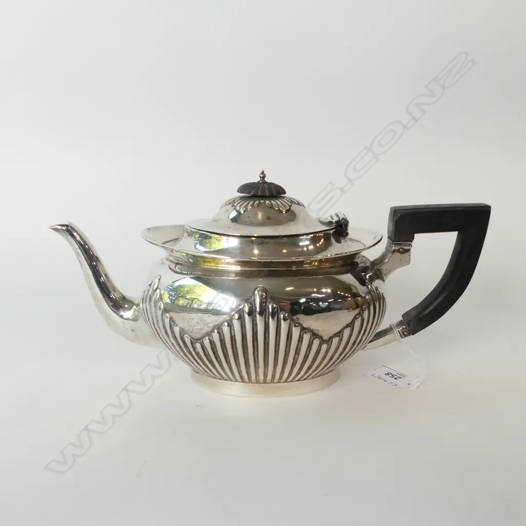 S/SILVER TEAPOT 545G  TOTAL WIEGHT; FAULT TO FINIAL Image 1++