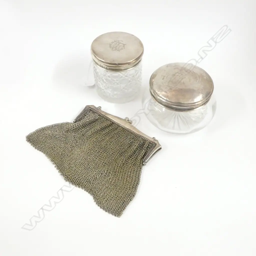 2 STG SILVER LIDDED GLASS JARS (55gms, BOTH BIRMINGHAM, 1 STEWART DAWSON) & EP CHAIN MESH PURSE Image 1++