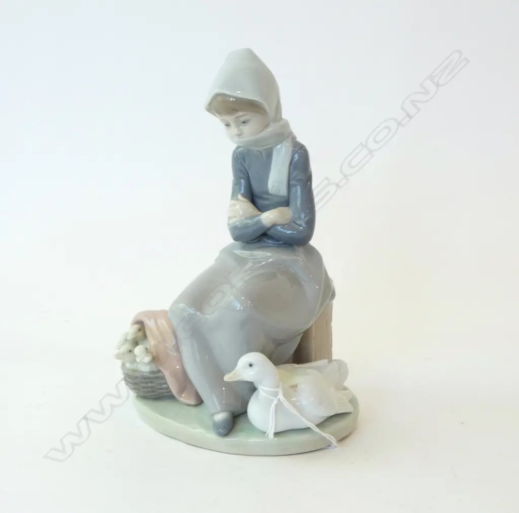 LLADRO FIGURE; WOMEN w. DUCK & DUCKLINGS H.210mm Image 1++