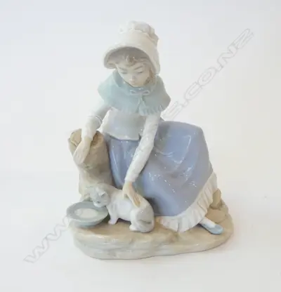 NAO FIGURINE; WOMAN w. CAT H.200mm Image 1++