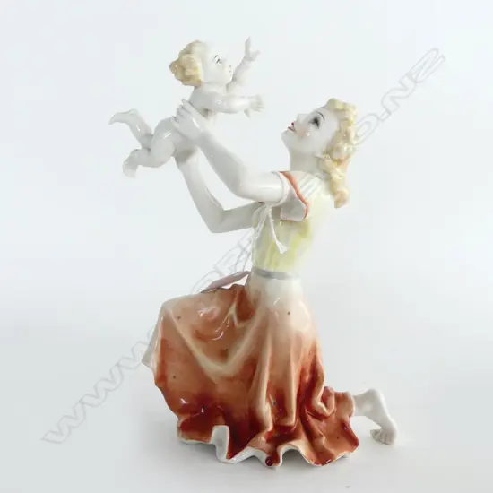 HUTCHENREUTHER PORCELAIN 1960'S WOMEN & CHILD FIGURE GROUP BY K. TUTTER H.205mm