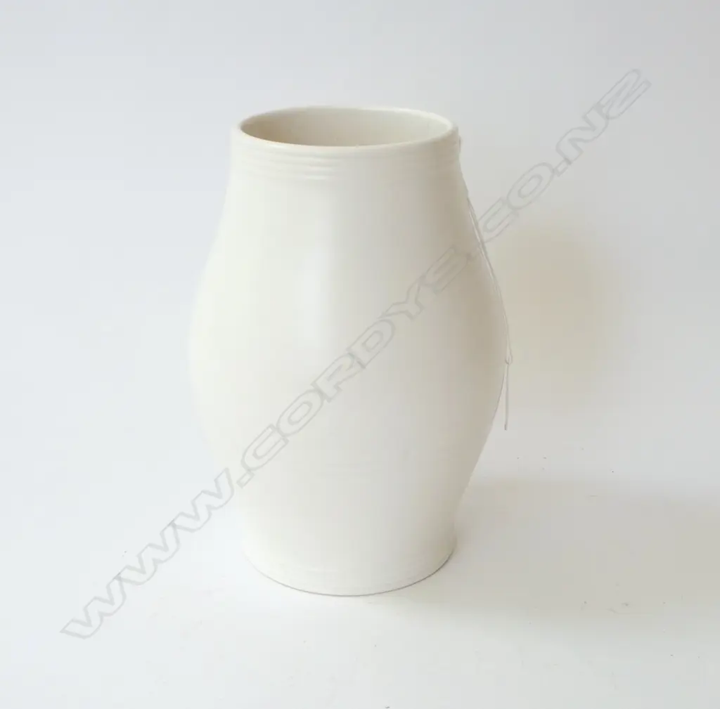 C/LYNN TIKI MARK HAND POTTED WHITE VASE HAIR LINE CRACK H230MM Image 1++