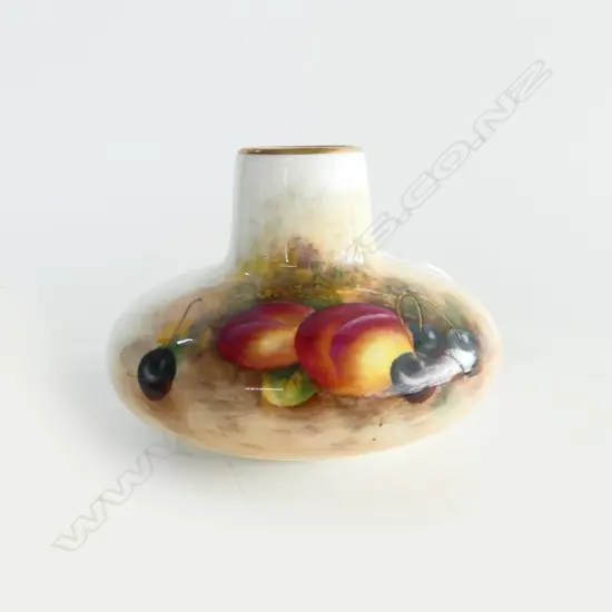 ROYAL WORCESTER HAND PAINTED FRUIT SQUAT VASE signed Roberts Dia.105mm