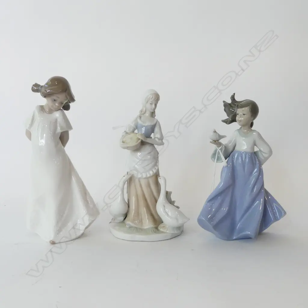 3 NAO FIGURES; LARGEST H.200mm Image 1++