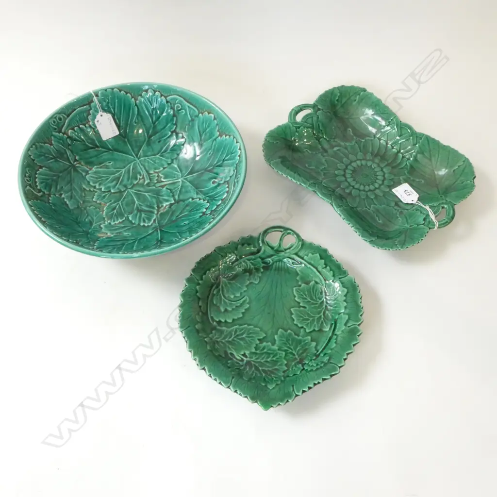 WEDGWOOD MAJOLICA BOWL Dia.285mm, WEDGWOOD MAJOLICA TRAY W.275mm & OTHER UNMARKED Image 1++